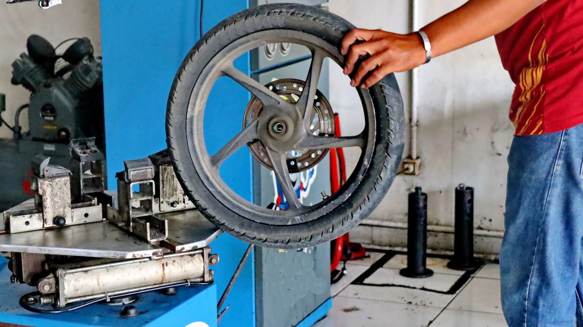 SEU PNEU FUROU? NOS REMOVEMOS A SUA MOTO ATE A BORRACHARIA MAIS PROXIMA